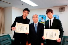 青年海外協力隊（JICA）の感謝状を授与された、黒木啓司（右）と渡辺大（左）。