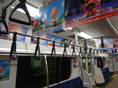 「I LOVE スヌーピー THE PEANUTS MOVIE」デザインのJR京葉線内装。