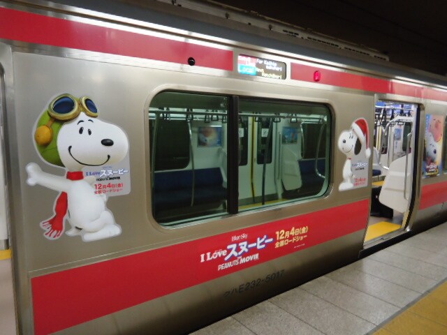 「I LOVE スヌーピー THE PEANUTS MOVIE」デザインのJR京葉線外装。