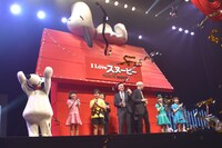 公開を祝う金銀のテープが舞い、驚く登壇者たち。