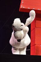 ダンスを披露するスヌーピー。