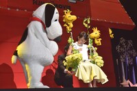 ゴンドラから降りる前田敦子（右）を見守るスヌーピー（左）。