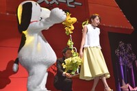 前田敦子（右）を歓迎し、ハグしようとするスヌーピー（左）。