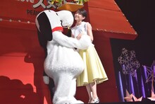 ハグだけでは飽き足らず、前田敦子（右）に鼻でキスをするスヌーピー（左）。