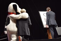 絵を描くスティーヴ・マーティノ（右）をクレイグ・シュルツ（中央）とともに見守るスヌーピー（左）。