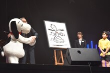 絵が完成し、抱き合うスティーヴ・マーティノとスヌーピー。