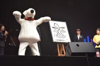 うれしさを抑えきれず、体全体で絵を再現するスヌーピー。