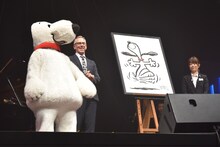 左からスヌーピー、スティーヴ・マーティノ。