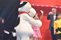 小林星蘭（右）を抱きしめるスヌーピー（左）。
