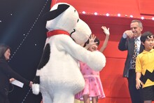 小林星蘭（右）を抱きしめるスヌーピー（左）。