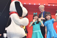 左からスヌーピー、芦田愛菜、谷花音。子役たちにハグをしようと腕を広げるスヌーピー。