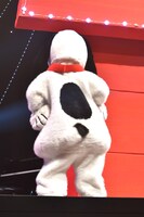 去る前に観客にダンスのサービスをするスヌーピー。