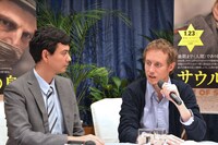 「サウルの息子」監督のネメシュ・ラースロー（右）。