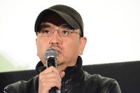 「グラスホッパー」監督の瀧本智行。