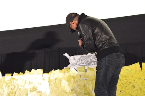 「グラスホッパー」の観客から寄せられたメッセージを、生田斗真とともにじっくり読む瀧本智行。