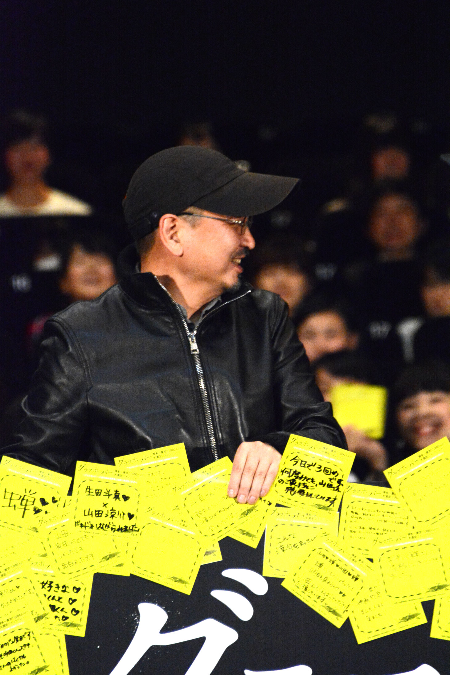 「グラスホッパー」大ヒット舞台挨拶にて、生田斗真の締めの挨拶を聞く瀧本智行。