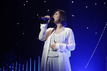 日本版エンディング曲「A Song For You」を披露する絢香。