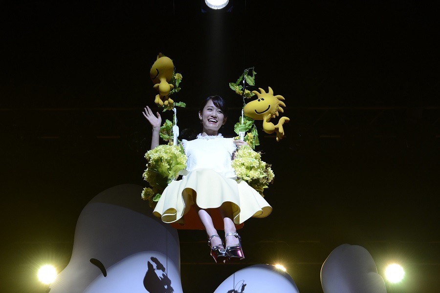 ゴンドラに乗って登場した前田敦子。