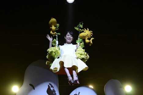 ゴンドラに乗って登場した前田敦子。