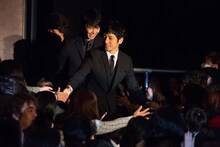 客席後方から登場した西島秀俊、長谷川博己、羽住英一郎。