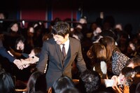 来場者と触れ合う西島秀俊。