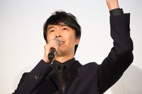 「チャオ！」を披露する長谷川博己。