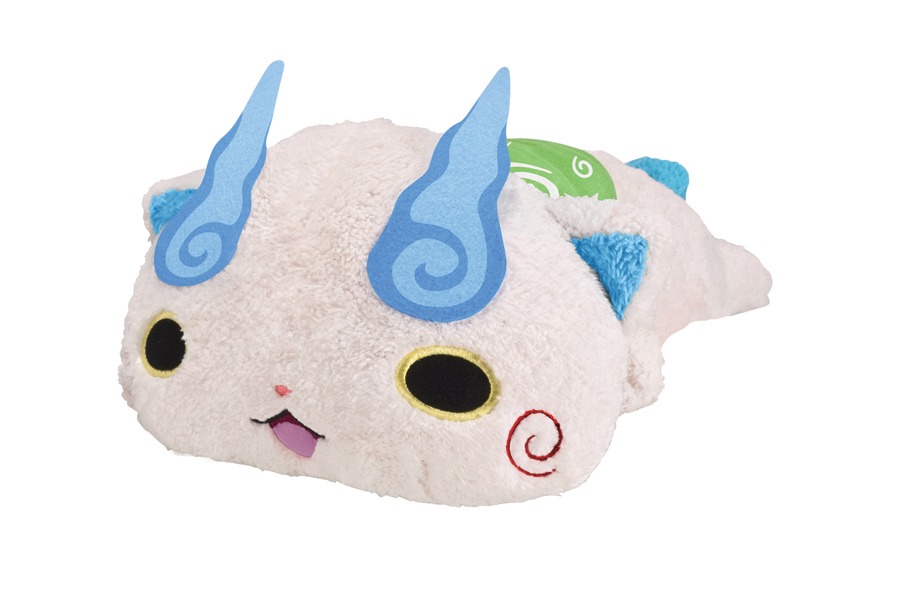 「一番くじ 映画 妖怪ウォッチ エンマ大王と5つの物語だニャン！」ラストワン賞のコマさん ふんわり寝そべりぬいぐるみ。(c)LMYWP2015