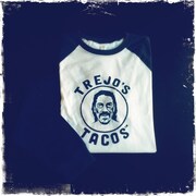 Trejo's TacosオリジナルTシャツ長袖（25ドル）