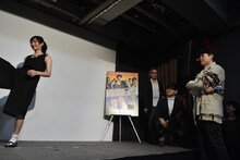 武田梨奈（左）のアクションを見守るリュ・スンワン（右）。