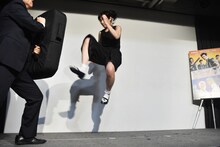 前蹴りを披露する武田梨奈。