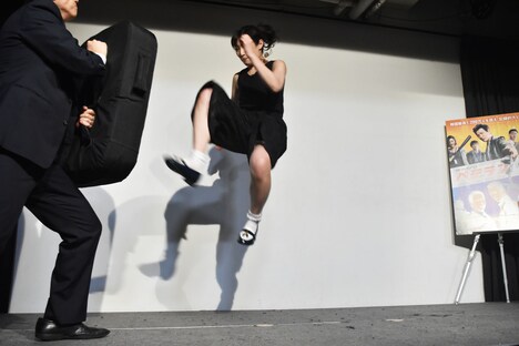 前蹴りを披露する武田梨奈。