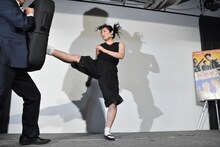 前蹴りを披露する武田梨奈。