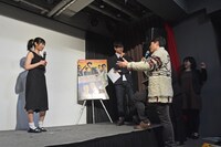 前蹴りを披露した武田梨奈（左）に、「僕も蹴られたい！」と伝えるリュ・スンワン（右）。