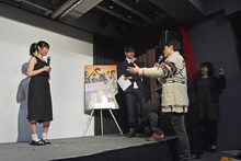 前蹴りを披露した武田梨奈（左）に、「僕も蹴られたい！」と伝えるリュ・スンワン（右）。