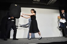 スタントのスタッフに自ら指示を出す武田梨奈。
