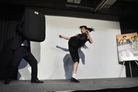 後ろ回し蹴りを披露する武田梨奈。