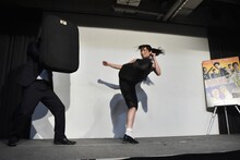 後ろ回し蹴りを披露する武田梨奈。