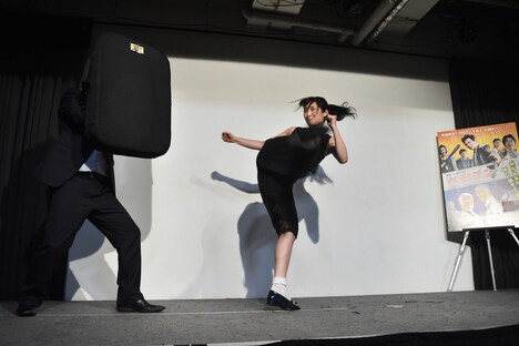 後ろ回し蹴りを披露する武田梨奈。