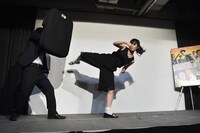 後ろ回し蹴りを披露する武田梨奈。