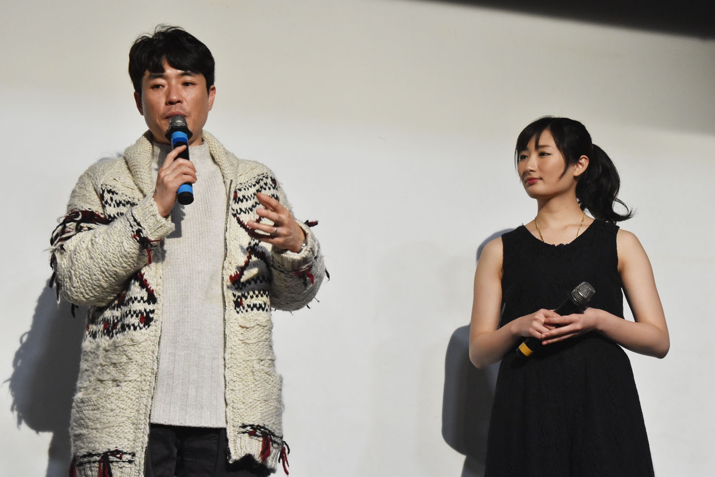 武田梨奈（右）を、「誘拐して撮影現場に連れて行きたいです」と絶賛するリュ・スンワン（左）。