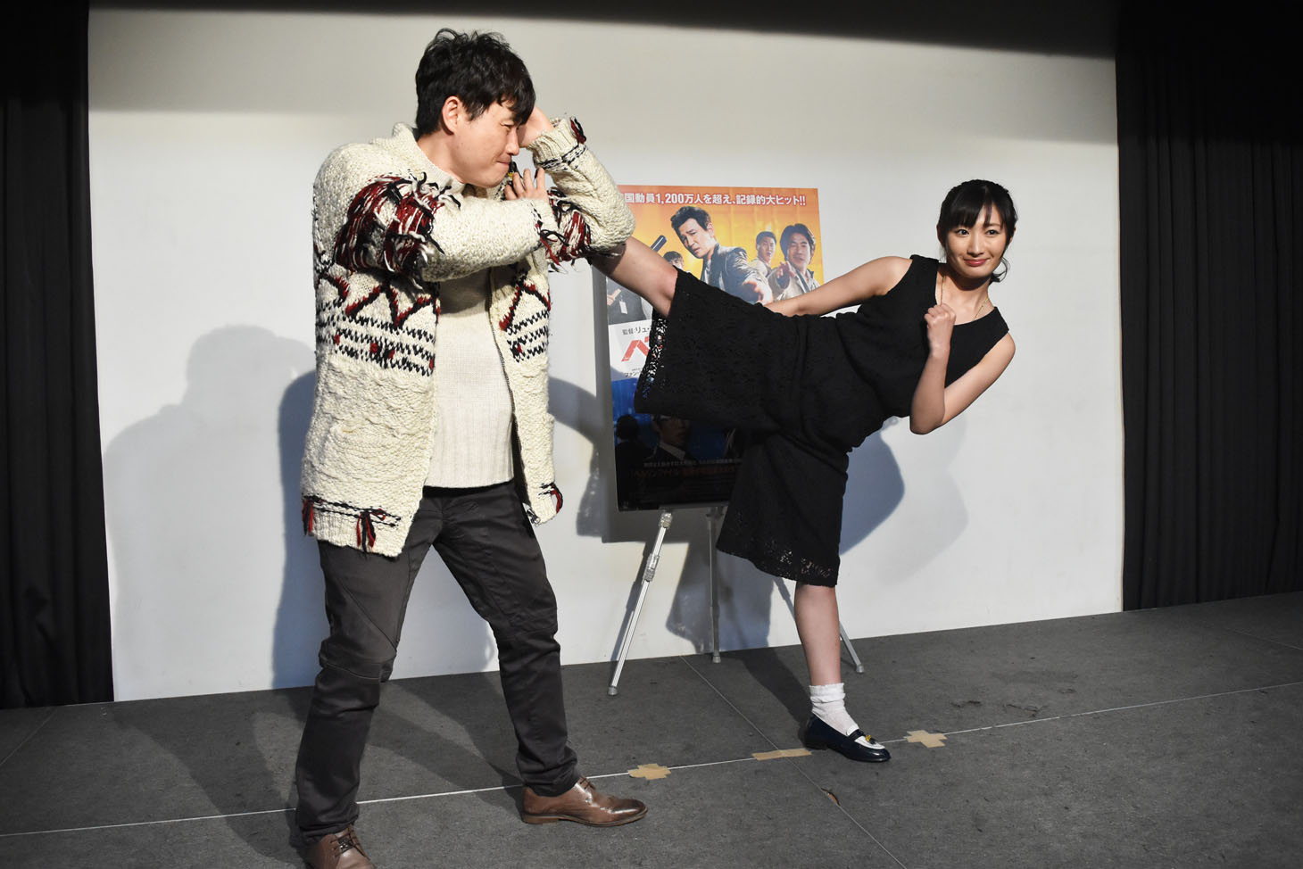 左からリュ・スンワン、武田梨奈。