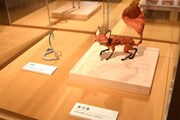 「リトルプリンス 星の王子さまと私 展」にて、ヘビ（左）とキツネ（右）のストップモーションパペット。