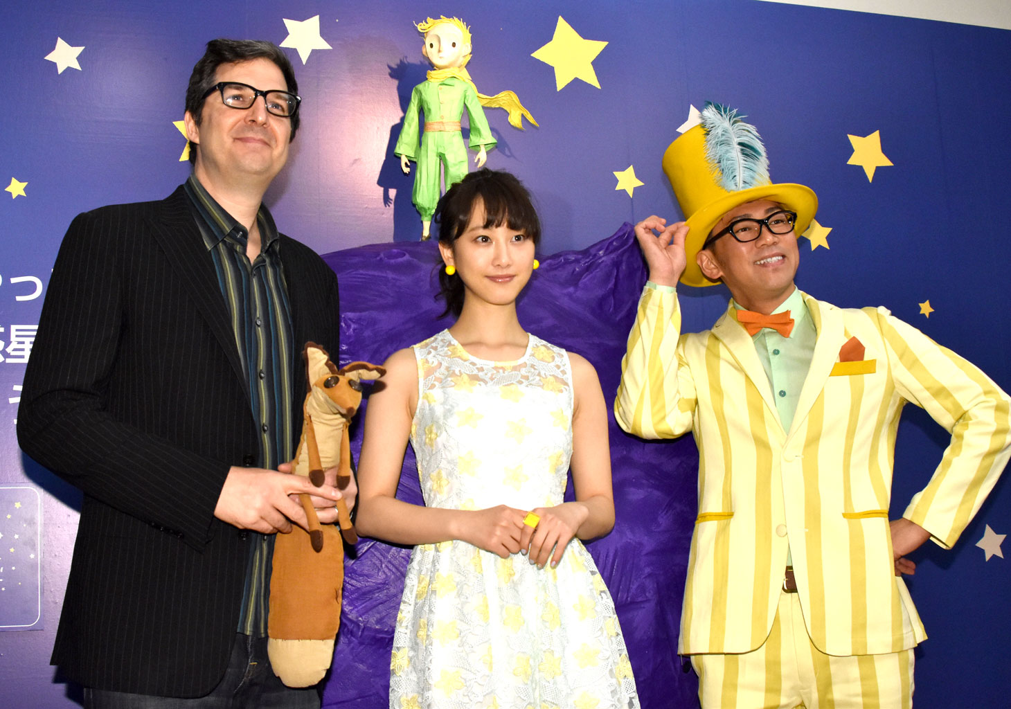 「リトルプリンス 星の王子さまと私 展」にて、左からマーク・オズボーン、松井玲奈、ビビる大木。