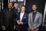 左から、「ロッキー」シリーズ第4作まで登場のアポロ・クリードを演じたカール・ウェザース、ロッキーことシルヴェスター・スタローン、本作でアポロの息子アドニスを演じたマイケル・B・ジョーダン。