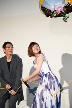 くす玉を割る西内まりや（右）、それを見つめる大杉漣（左）。