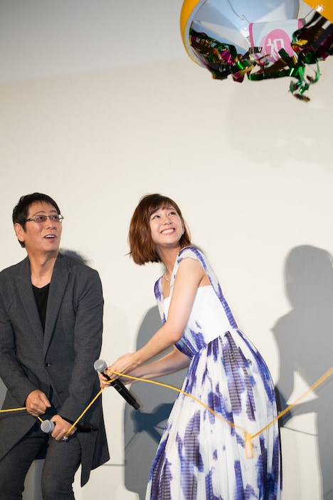 くす玉を割る西内まりや（右）、それを見つめる大杉漣（左）。