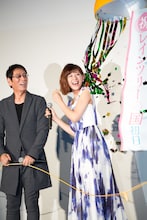 くす玉を割る西内まりや（右）、それを見つめる大杉漣（左）。