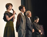 「流れ星が消えないうちに」舞台挨拶より、左から波瑠、葉山奨之、小市慢太郎、柴山健次。