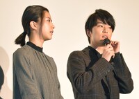 「流れ星が消えないうちに」舞台挨拶より、黒島結菜（左）と入江甚儀（右）。