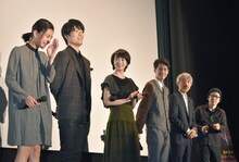 「流れ星が消えないうちに」舞台挨拶より、風邪をひいた黒島結菜（左）を気遣うキャストたち。